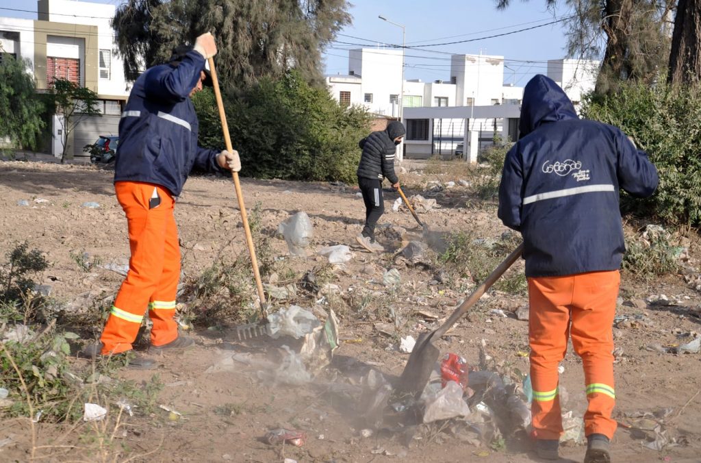 El municipio continúa con las tareas de limpieza y fumigación en los barrios de La Banda  