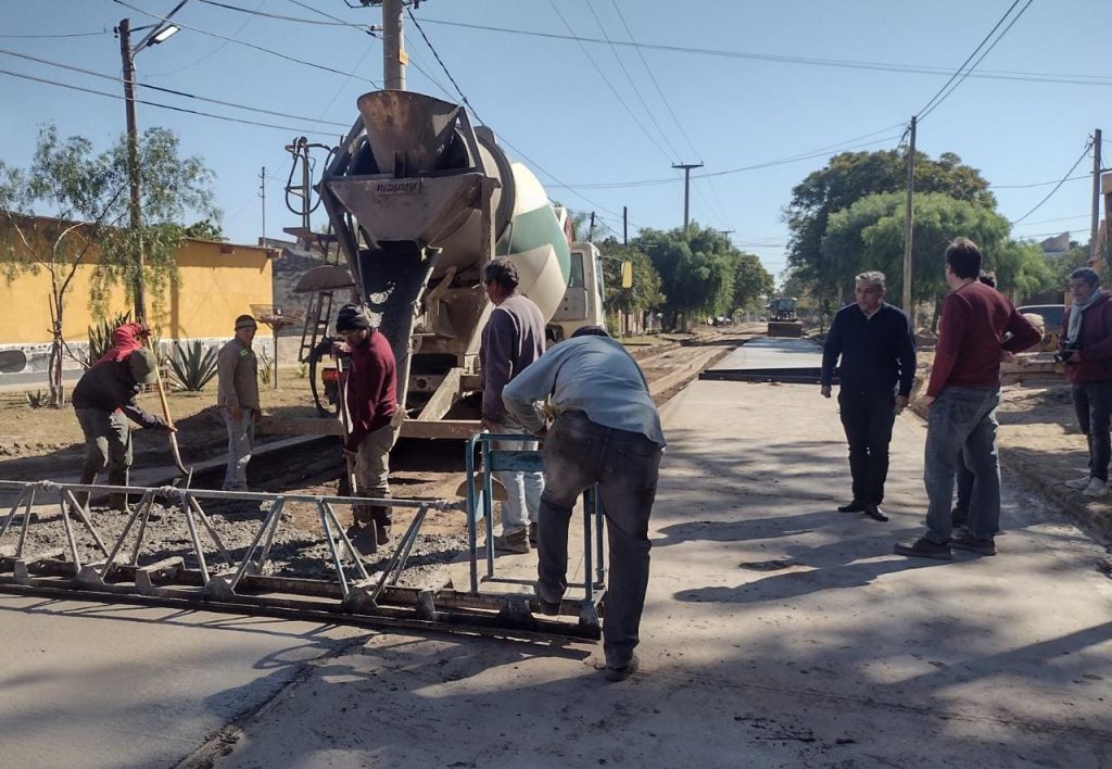 El intendente Nediani visitó el avance de la obra de pavimentación del barrio Central Argentino 