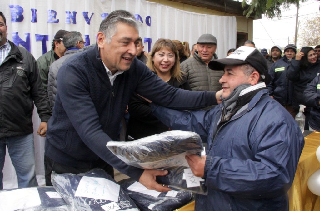 El intendente Nediani visitó el Obrador San Fernando y entregó indumentaria a los empleados