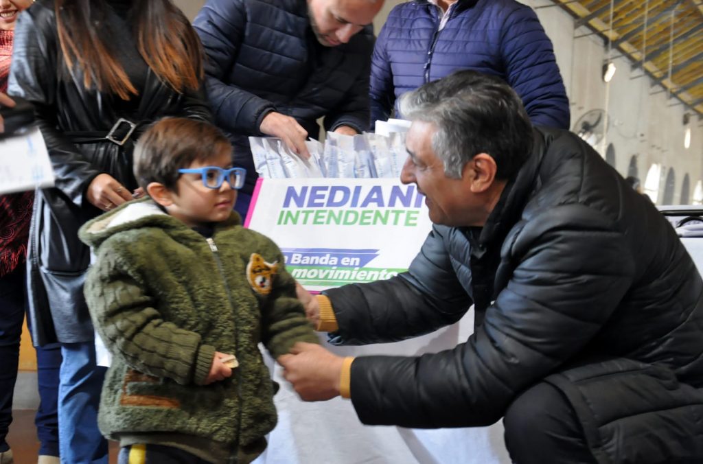 El intendente Nediani entregó más de 160 anteojos gratuitos del programa mirarnos