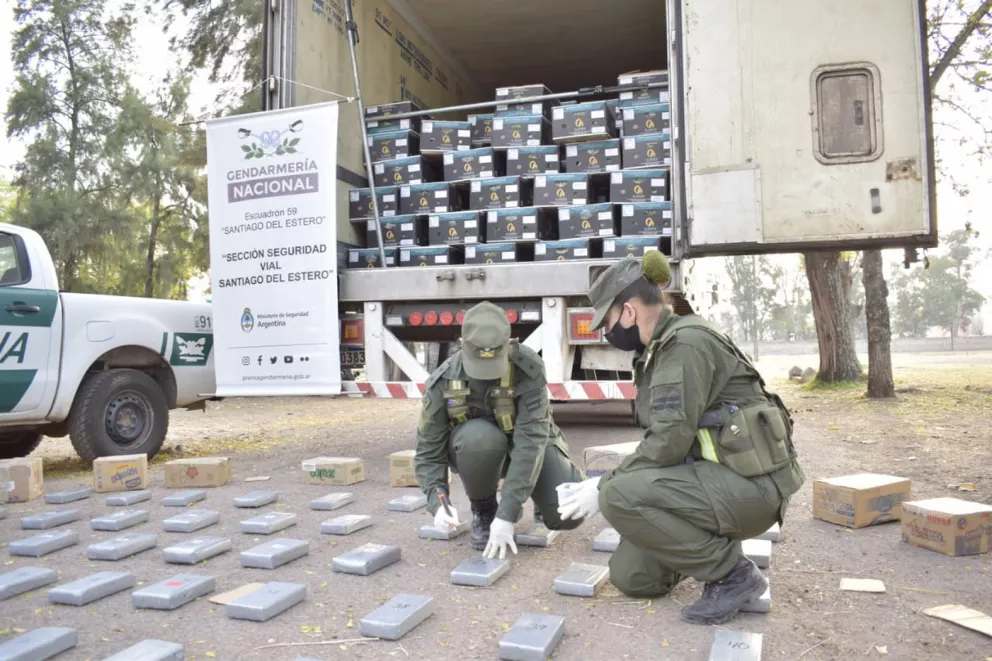 Secuestran 105 kilos de cocaína entre la carga de bananas que llevaba un camión