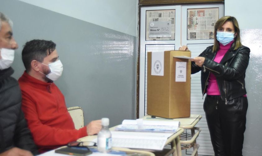 La intendente Fuentes emitió su voto y dijo que en cada elección se consolida la democracia