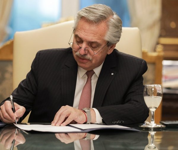 El Presidente firmó el decreto para el Programa «Puente al Empleo»