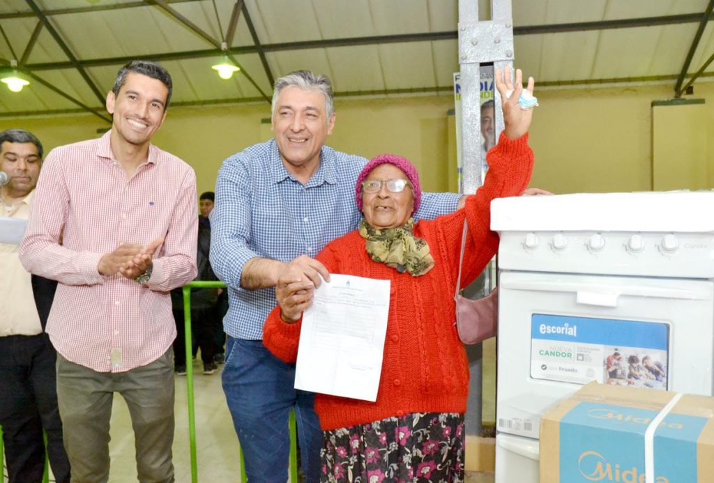 El intendente Nediani hizo entrega del programa “Abrazar” a más de 300 beneficiarios