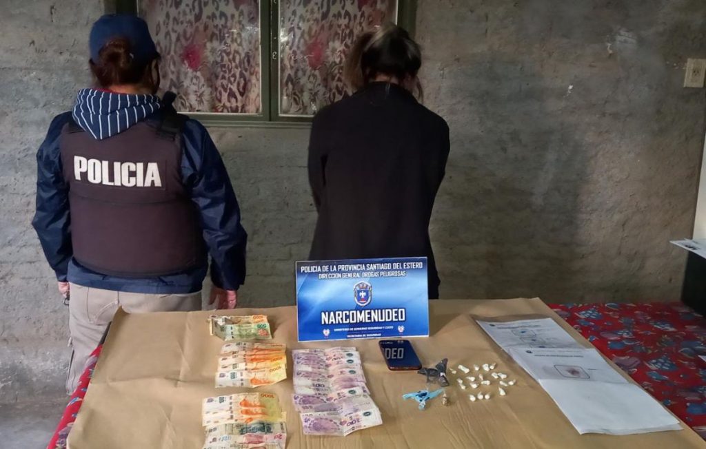 Allanamientos culminaron con una joven y dos sujetos detenidos: había cocaína y casi un millón de pesos