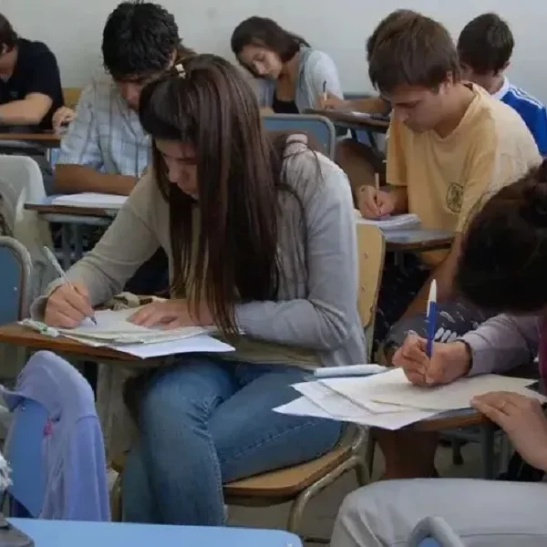 Pagan $10.700 a estudiantes: cómo cobrar el bono tras los anuncios de Massa