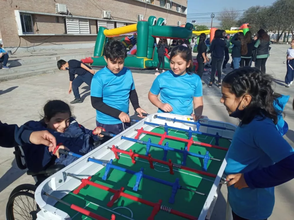 Deportes, miniboliche y recreación en la Escuela Normal para los más pequeños
