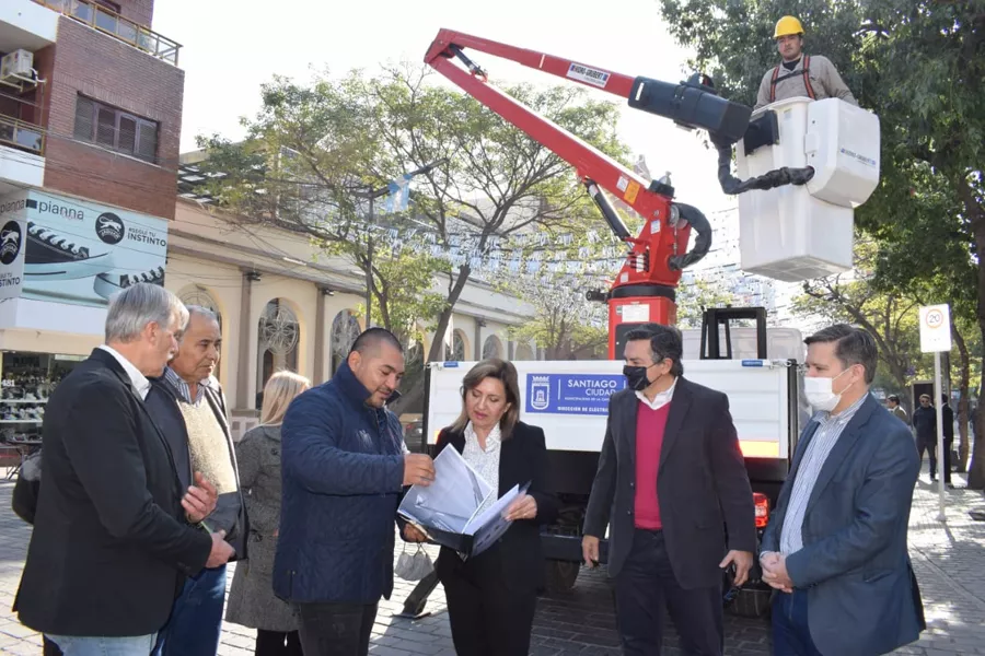 La intendente Fuentes entregó un nuevo camión grúa a la Dirección de Electricidad