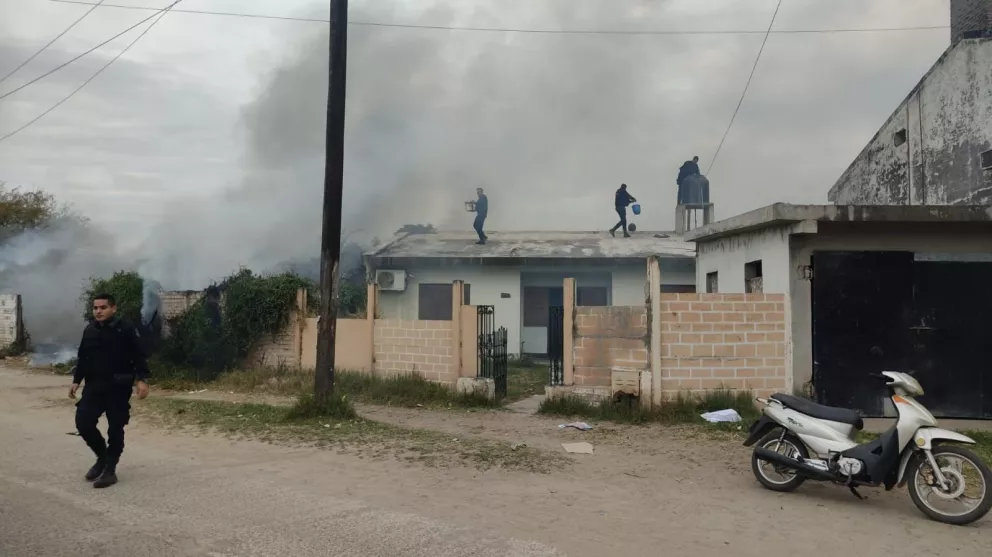 Con baldes con agua, policías sofocaron incendio que se propagaba a viviendas