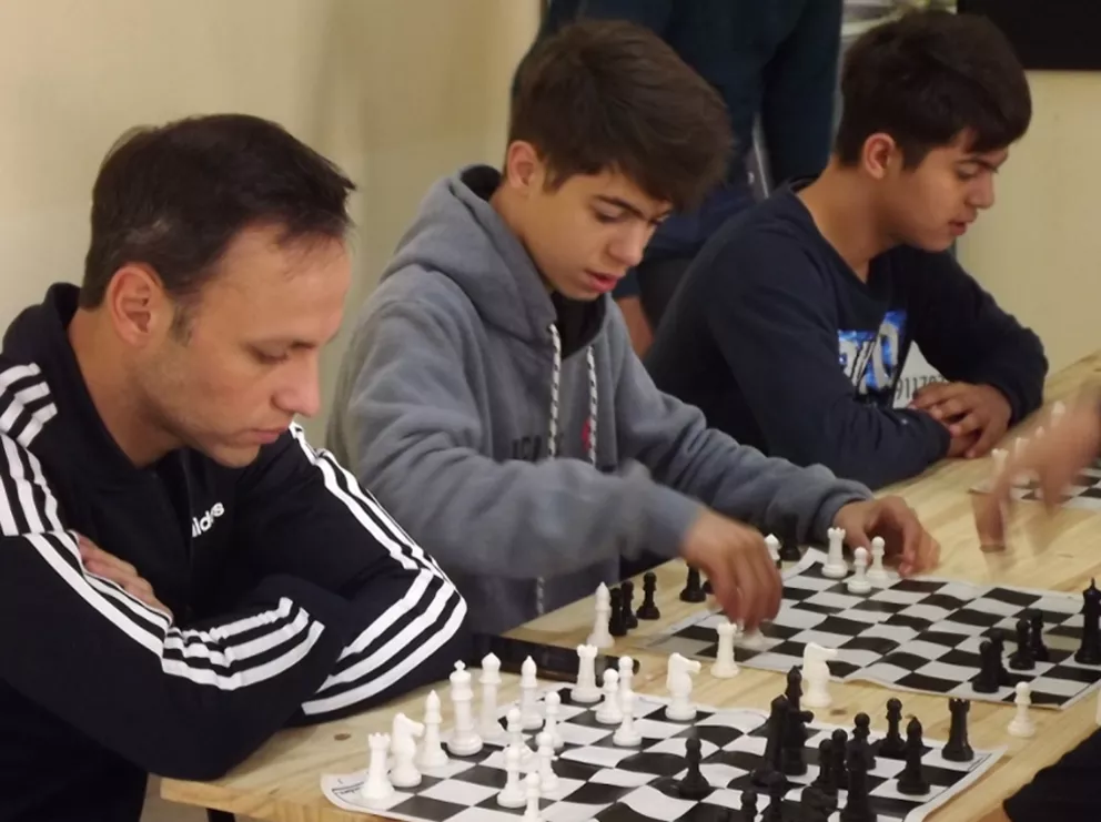 Araujo visitó a los asistentes al taller de ajedrez de Fernández