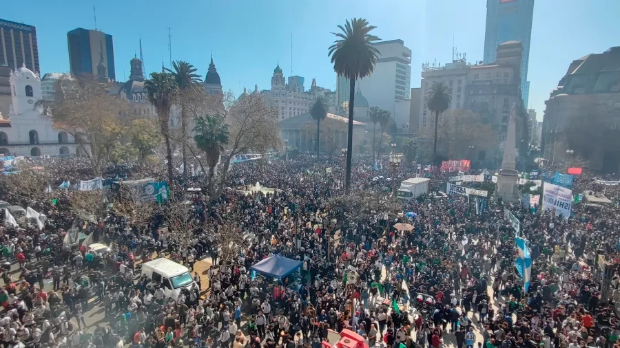 Marcha multitudinaria en Plaza de Mayo tras el ataque a la Vicepresidenta