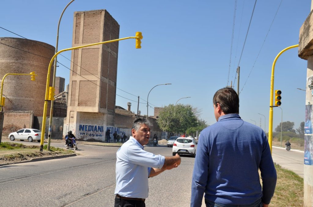 El intendente Nediani supervisó la colocación de semáforos en av. 25 de Mayo
