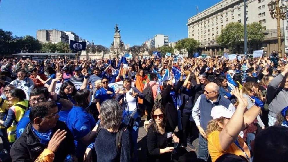 Miles de personas marchan para reclamar el reconocimiento oficial del Lenguaje de Señas