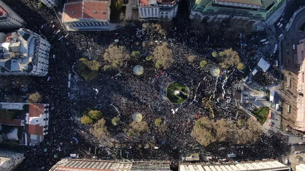 Multitudinaria marcha a Plaza de Mayo tras el atentado contra la Vicepresidenta