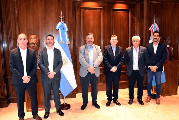 El gobernador Gerardo Zamora recibió a miembros de la empresa Mapei Argentina en Casa de Gobierno