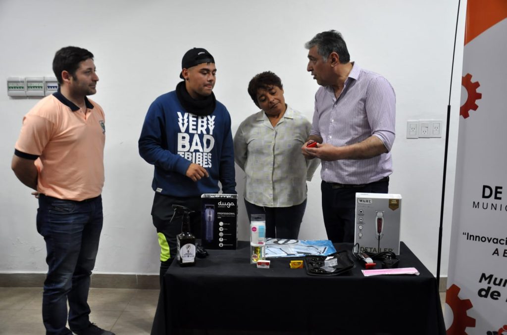 El intendente Nediani entregó herramientas a un peluquero emprendedor y solidario del Bº Villa Nueva 