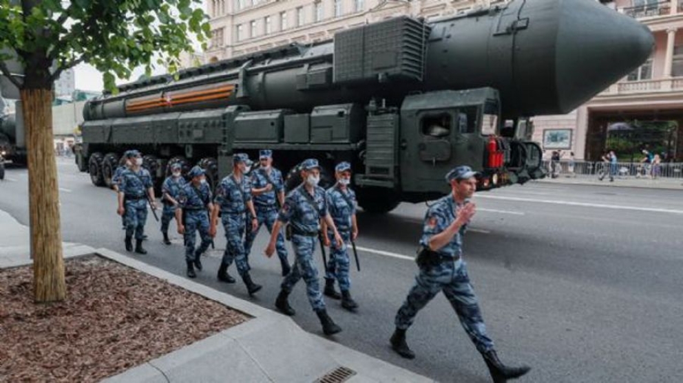 Rusia teme que Ucrania use una “bomba sucia” y fortifica regiones mientras siguen los bombardeos