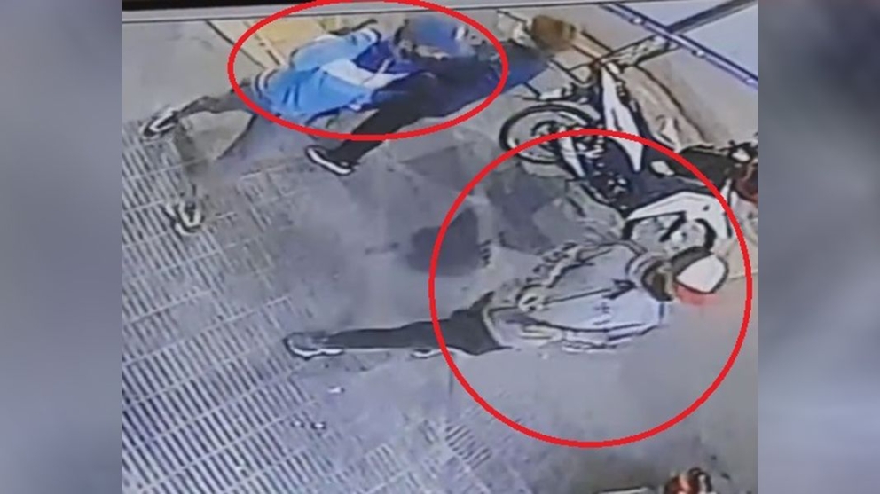 Viralizan las imágenes de dos delincuentes que robaron una moto en pleno Centro capitalino