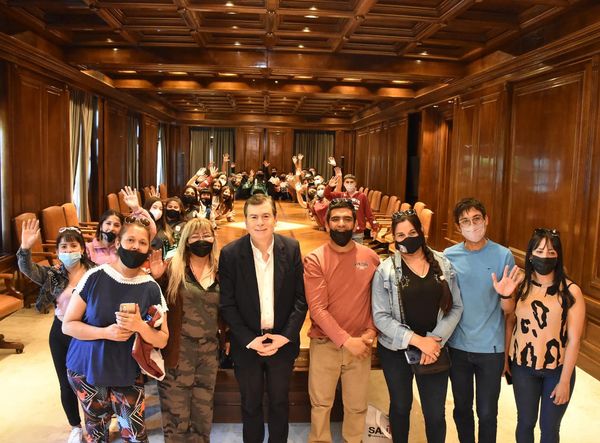 Estudiantes y docentes la Escuela de Comercio N°1 Dr. Manuel Belgrano visitaron Casa de Gobierno
