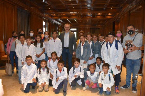 Docentes y alumnos de la Escuela N° 887 “Fray Luis Beltrán” visitaron Casa de Gobierno