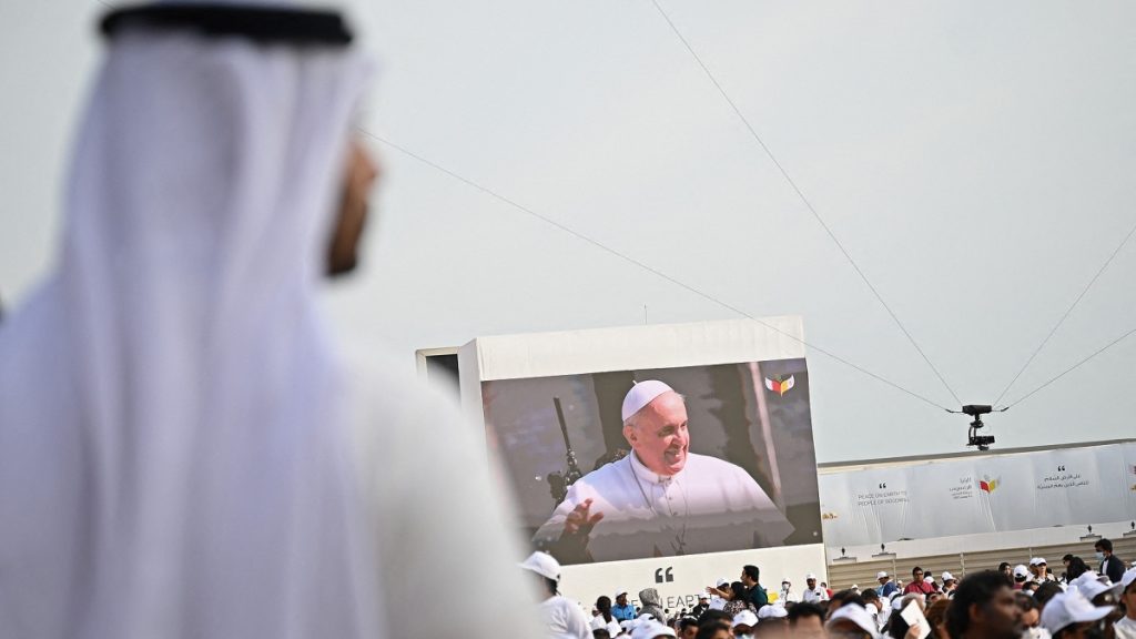 Desde Bahréin, el Papa pidió evitar el “ojo por ojo, diente por diente”