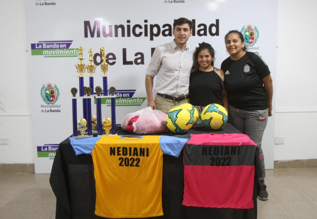 El municipio entregó camisetas, pelotas y trofeos al equipo de fútbol “Las Botineras”