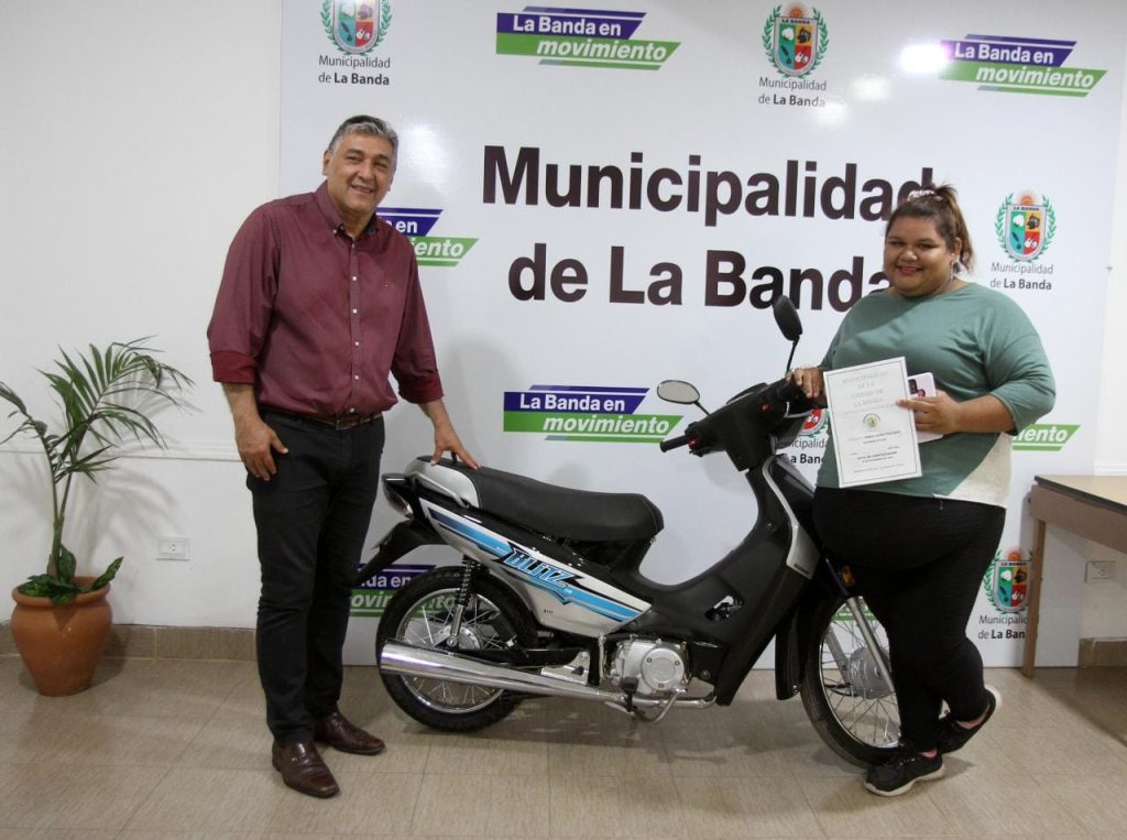 Nediani entregó una moto a la afortunada ganadora del sorteo por el “Día del empleado municipal”