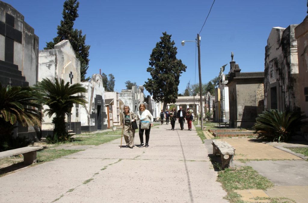 El cementerio la misericordia se prepara para recibir a las familias en el Día de Santos y Fieles Difuntos