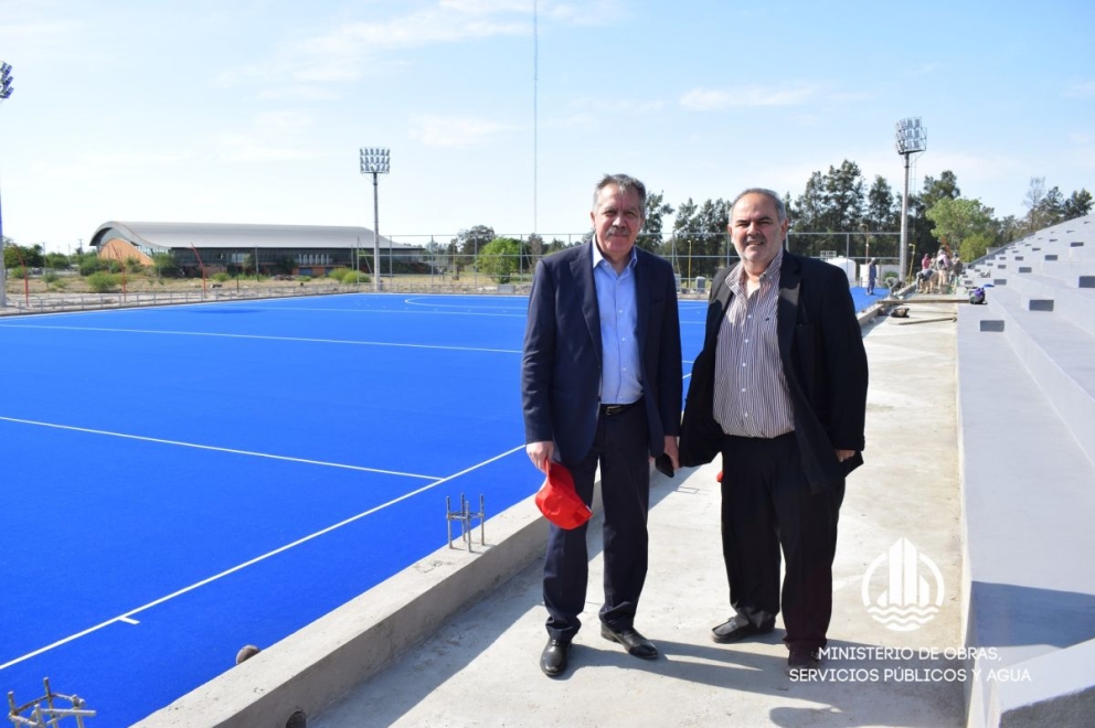 Elías Suárez visitó la obra de las dos nuevas canchas de hockey en donde jugarán las selecciones masculina y femenina