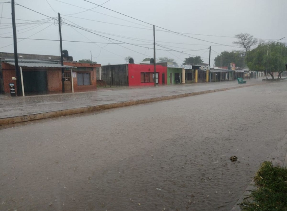 Voladuras, caída de árboles, calles anegadas en Pampa de los Guanacos, Tintina, Garza y Beltrán