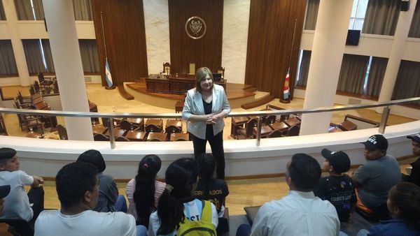 Estudiantes y docentes del departamento Silípica visitaron la Legislatura