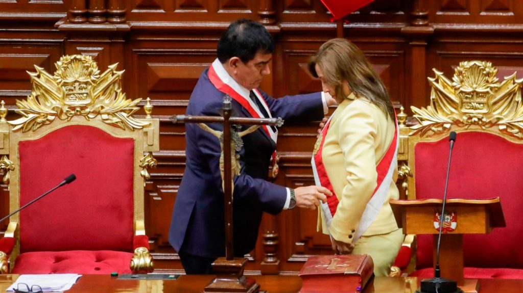 El Congreso de Perú tomó juramento a Dina Boluarte como presidenta en reemplazo de Castillo