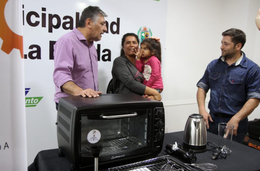 Nediani entregó una gran cantidad de herramientas de trabajo a familias emprendedoras de la ciudad de La Banda 