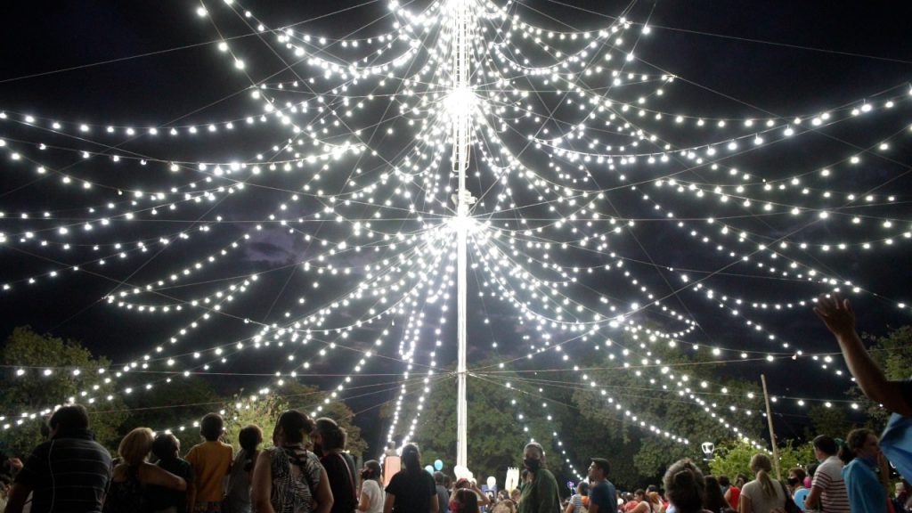 Nediani presidió encendido del Árbol de Navidad en la Plaza Belgrano