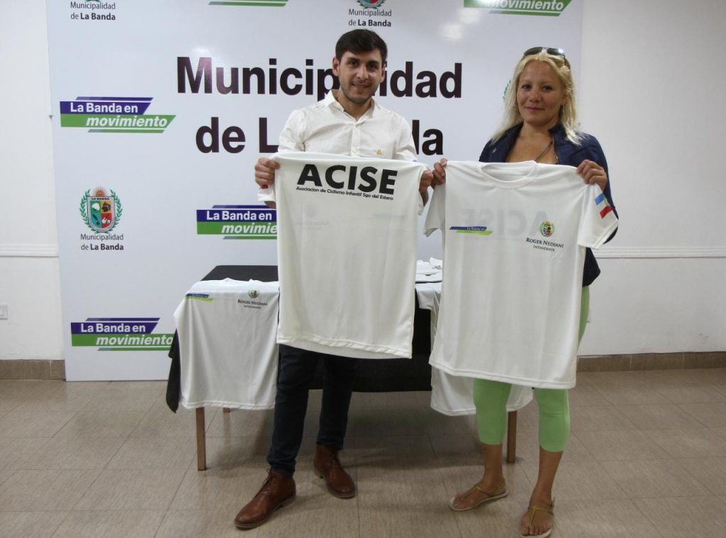 La comuna hizo entrega de remeras a la Asociación de Ciclismo Infantil Santiago del Estero