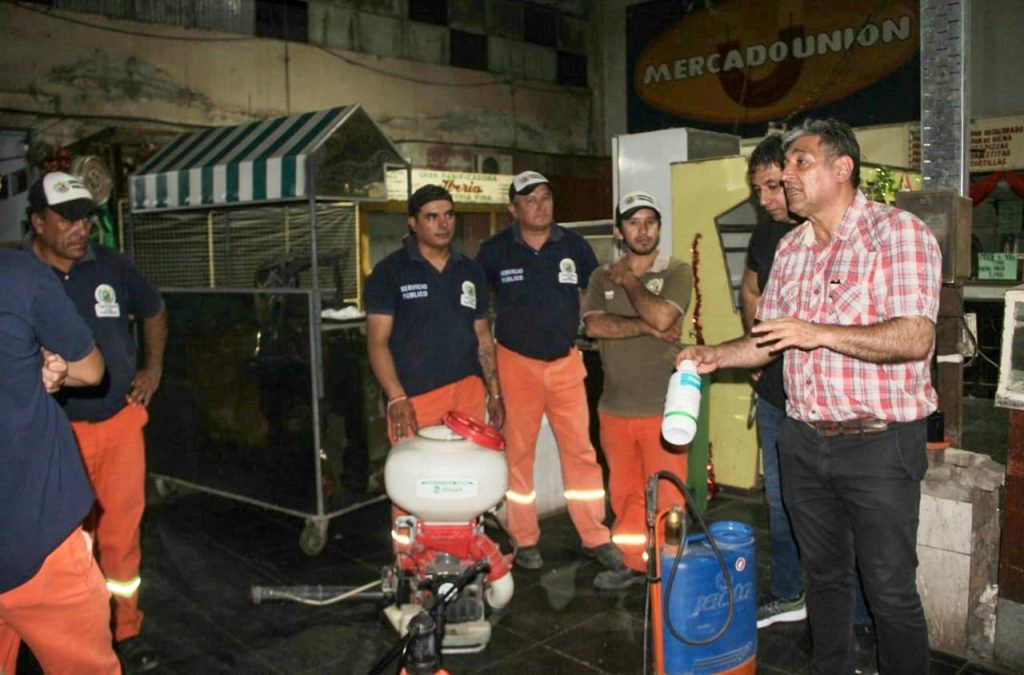 El municipio realizó un amplio operativo de limpieza y sanitización en el microcentro de La Banda