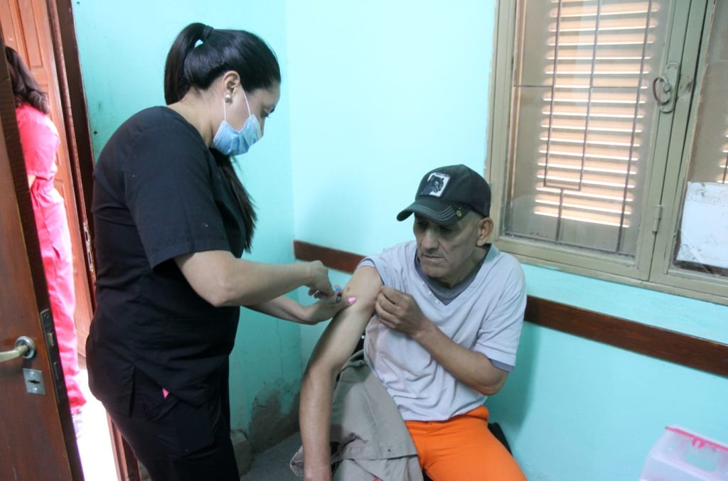 El municipio bandeño comenzó un operativo de vacunación para empleados del área de servicios públicos