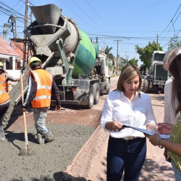 Fuentes visitó la obra de pavimentación de la calle Santa Fe en el B°Congreso