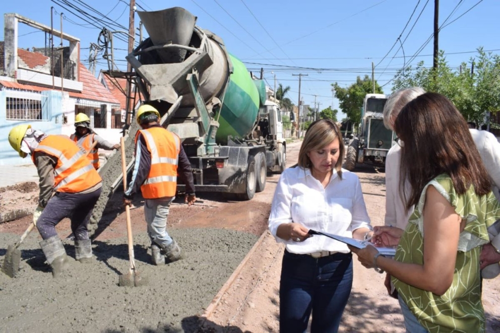 Fuentes visitó la obra de pavimentación de la calle Santa Fe en el B°Congreso