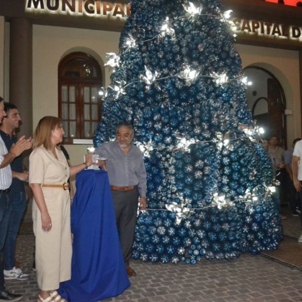 La intendente Fuentes encendió las luces navideñas y entronizaron a la Virgen del Valle