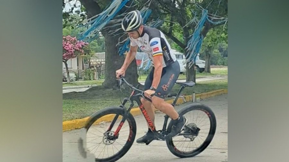 Lionel Scaloni se mostró en bicicleta por Pujato y revolucionó su pueblo natal