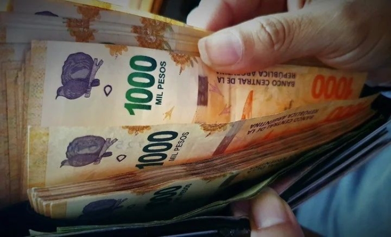 Una mujer “tomaba” con “amigos”, se durmió y le sustrajeron $ 16 mil