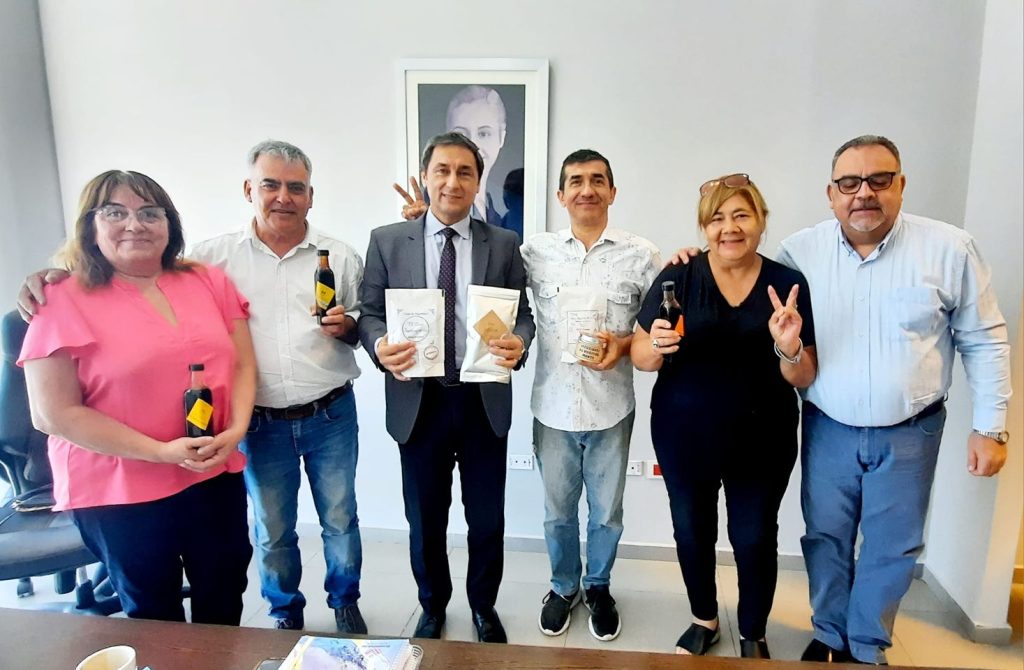 Silva Neder recibió a representantes de Cooperativa Agro Naciente, Cooperativa Aires del Sur y de El Don Santiagueño quienes elaboran productos con Algarroba