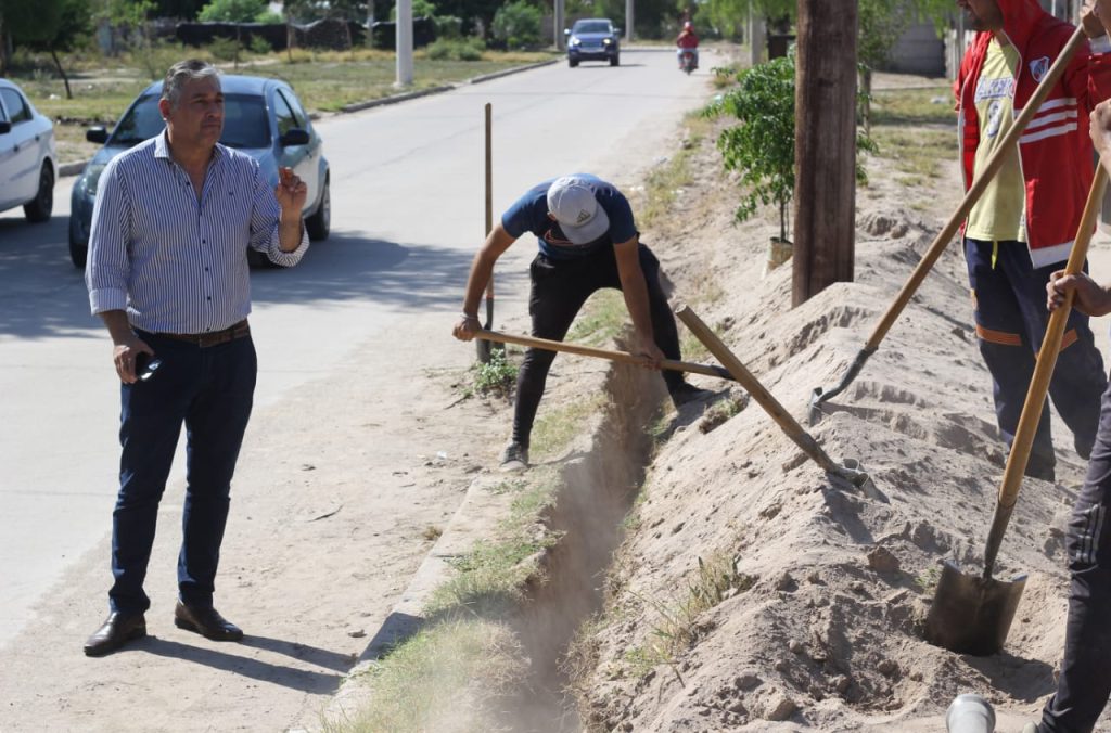 Nediani supervisó el avance de la obra de extensión de red de agua potable del B° 9 de Julio 