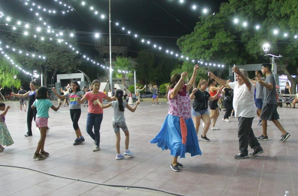 Con gran convocatoria iniciaron las clases de folclore en la Plaza Belgrano
