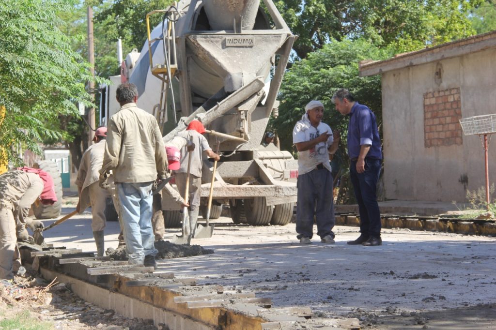 El intendente Nediani supervisó el avance de la obra de pavimentación de la calle Catamarca