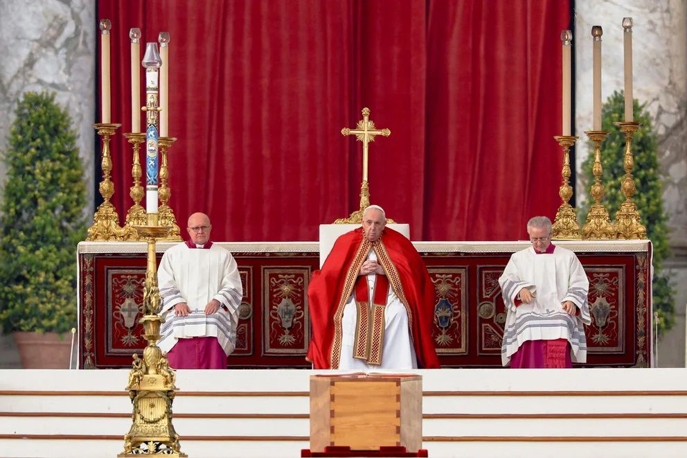Durante el funeral, el papa Francisco destacó la sabiduría, la delicadeza y la entrega de Benedicto XVI