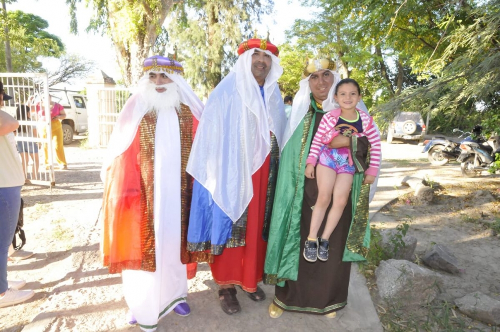 Comenzaron su gira los Reyes Magos por parajes rurales de Robles