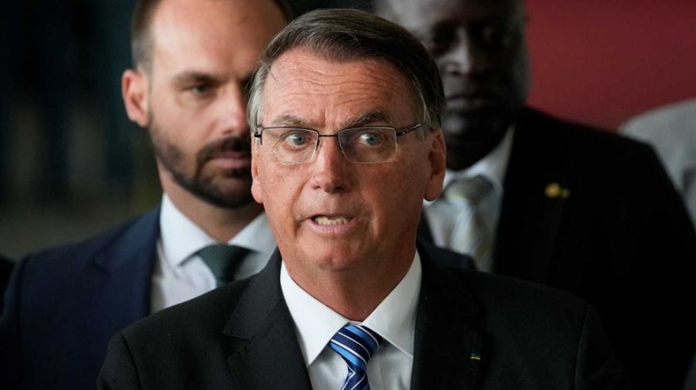 Bolsonaro fue internado tras sufrir fuertes dolores abdomianles en Orlando
