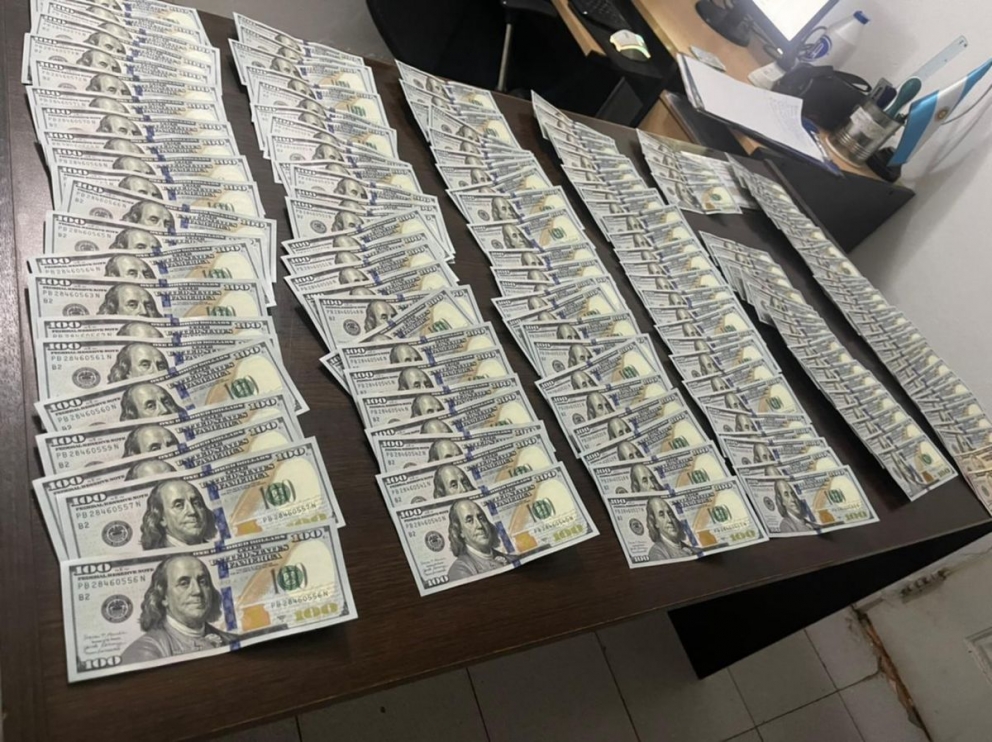 Gendarmeria detectó 14.800 dólares debajo de asientos traseros de un vehículo